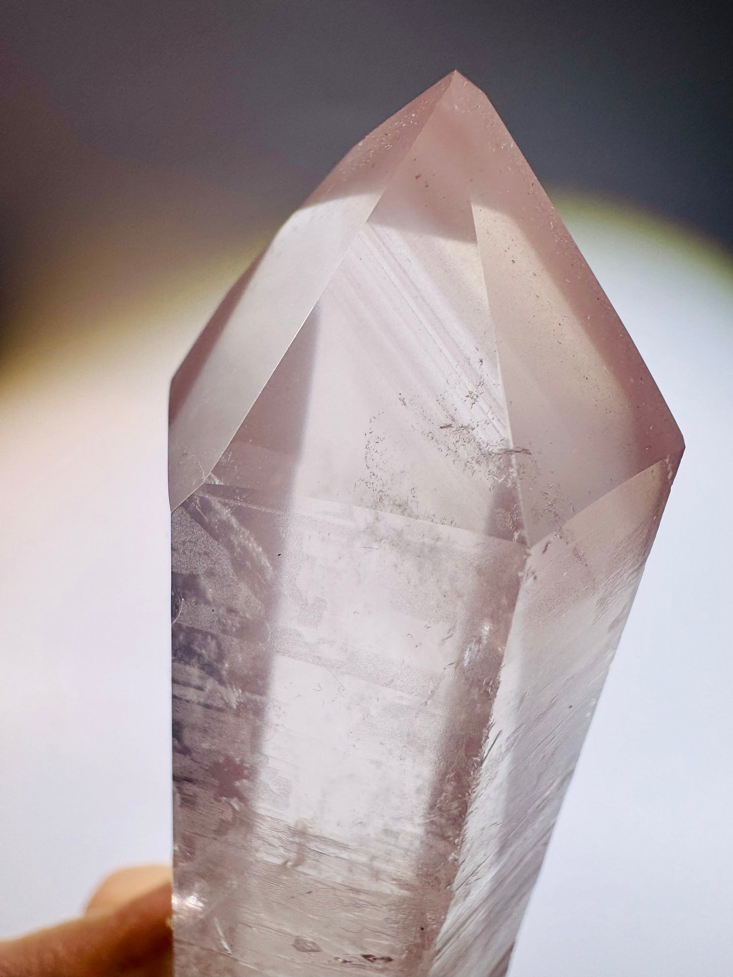 Hochreiner Lithium-Kristall mit Lemurian-Linien – 16 cm – Museumsqualität