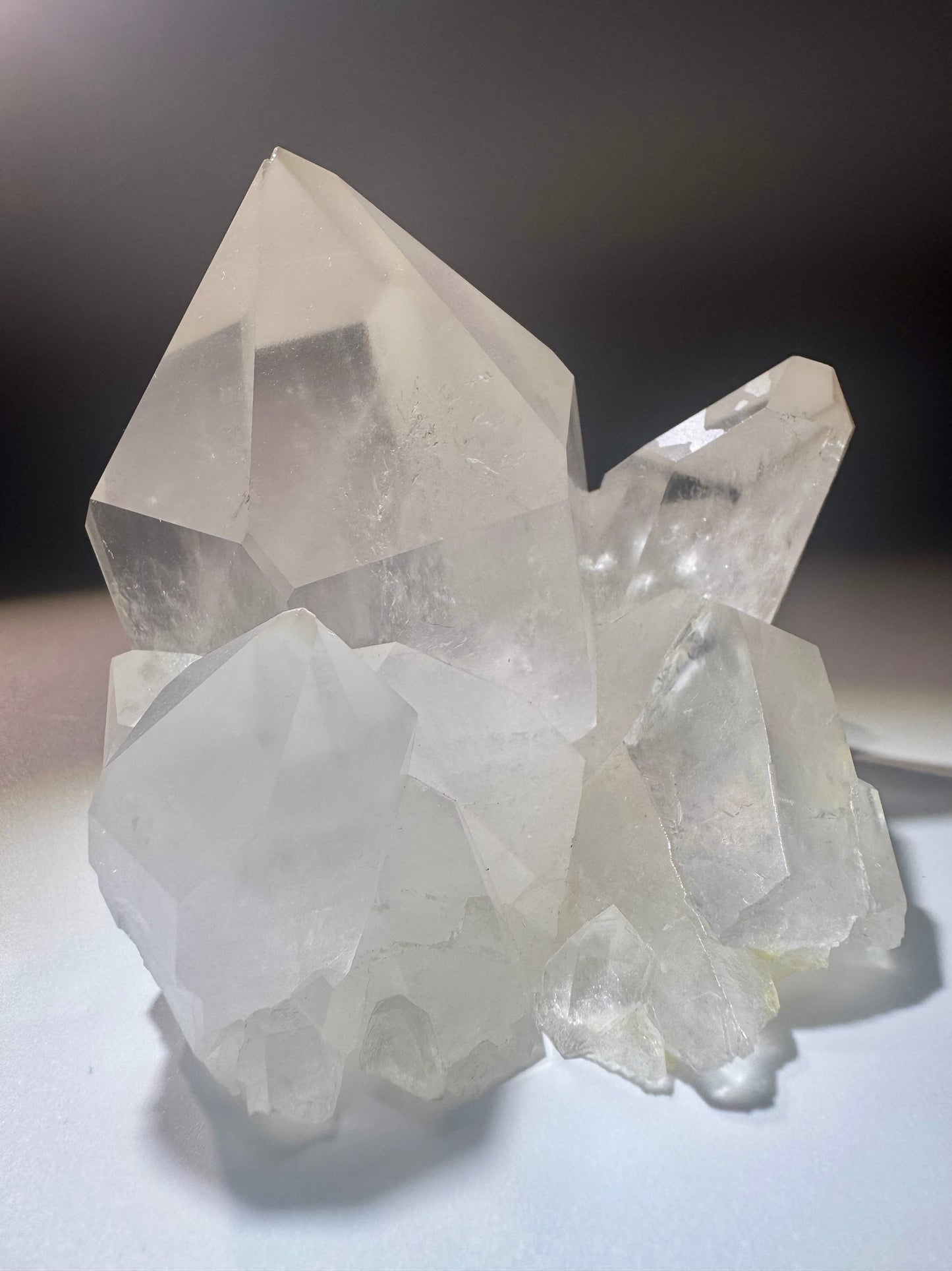 Hochwertige Bergkristall Stufe mit perfekt ausgebildeten Spitzen, 12 cm, 590 g – kraftvolles Einzelstück für Meditation, Dekoration und Heilung
4. Brasilianische Bergkristall Stufe in perfekter Klarheit, 12 cm