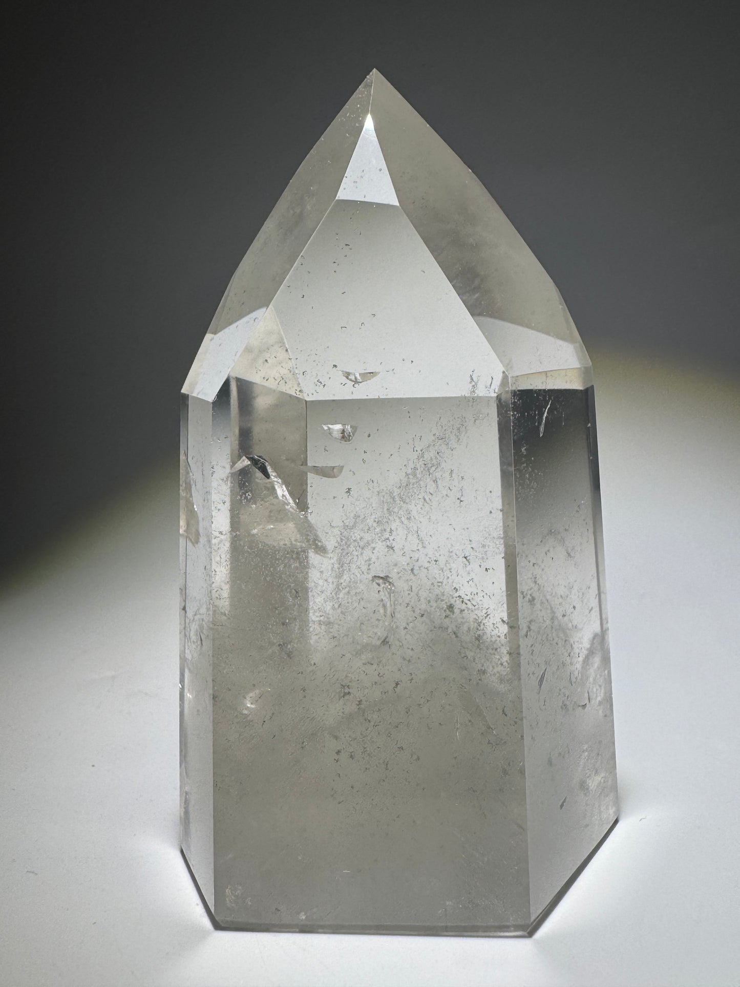 Hochwertige Phantom-Kristallspitze mit zarten Schleiern, 8.6cm