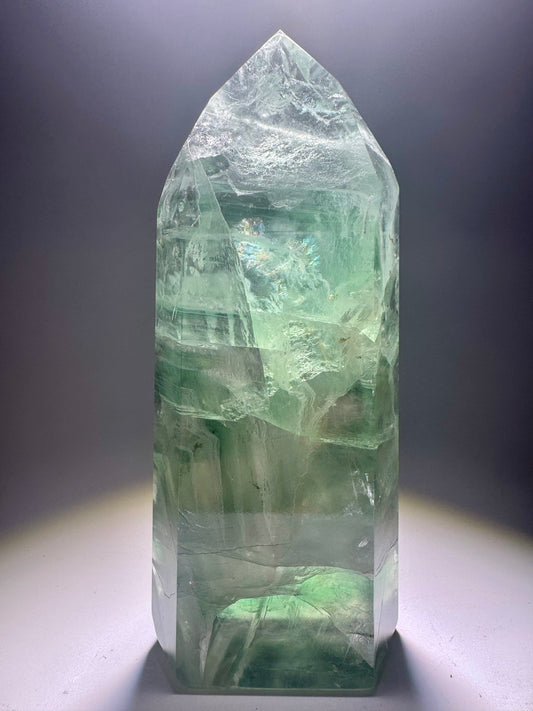 Hochwertige mintfarbene Fluoritspitze, 11 cm hoch, 325 g schwer