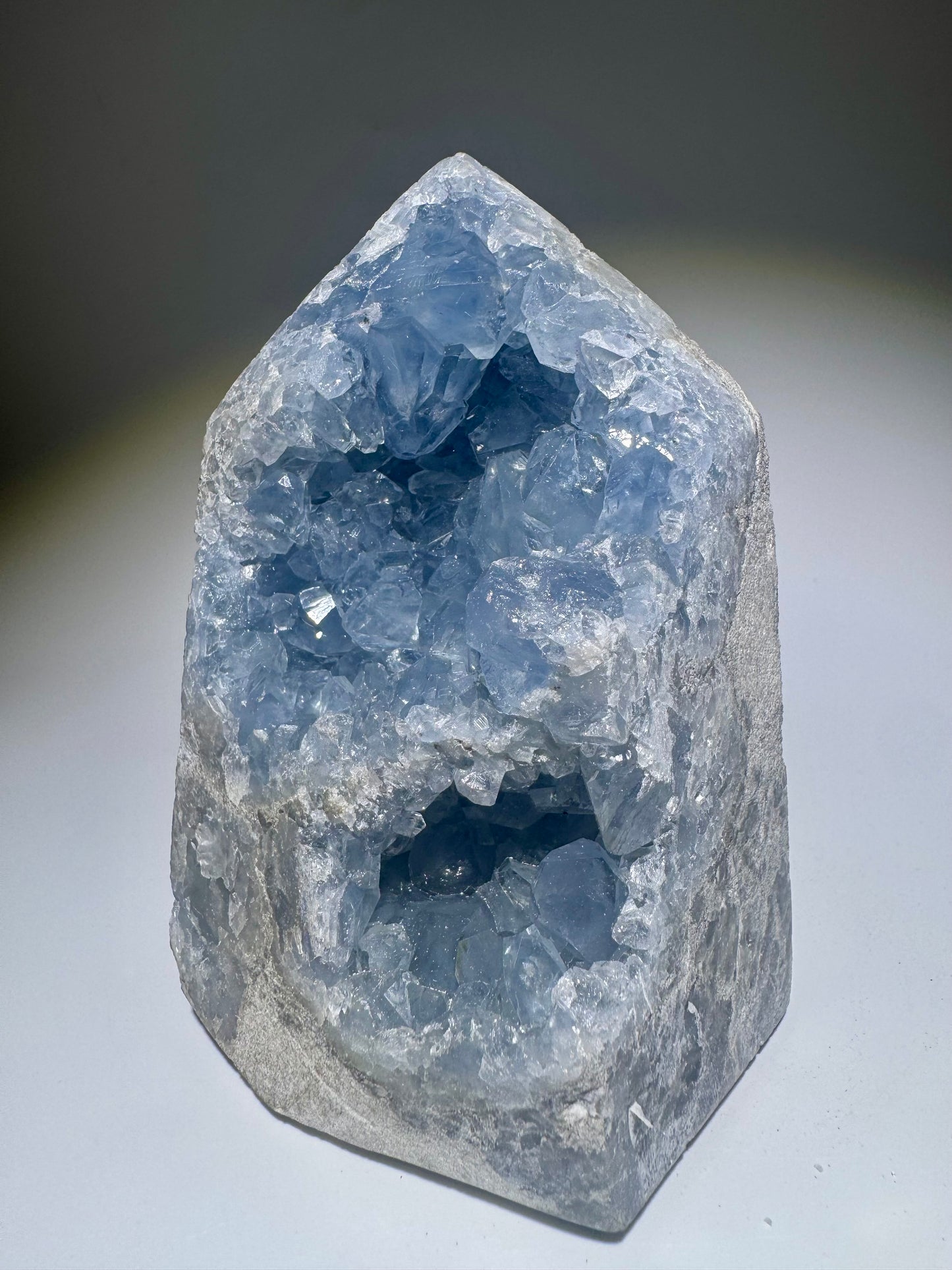 Hochwertiger Celestin Kristall 11 cm – leuchtende Spitze mit natürlicher Klarheit
