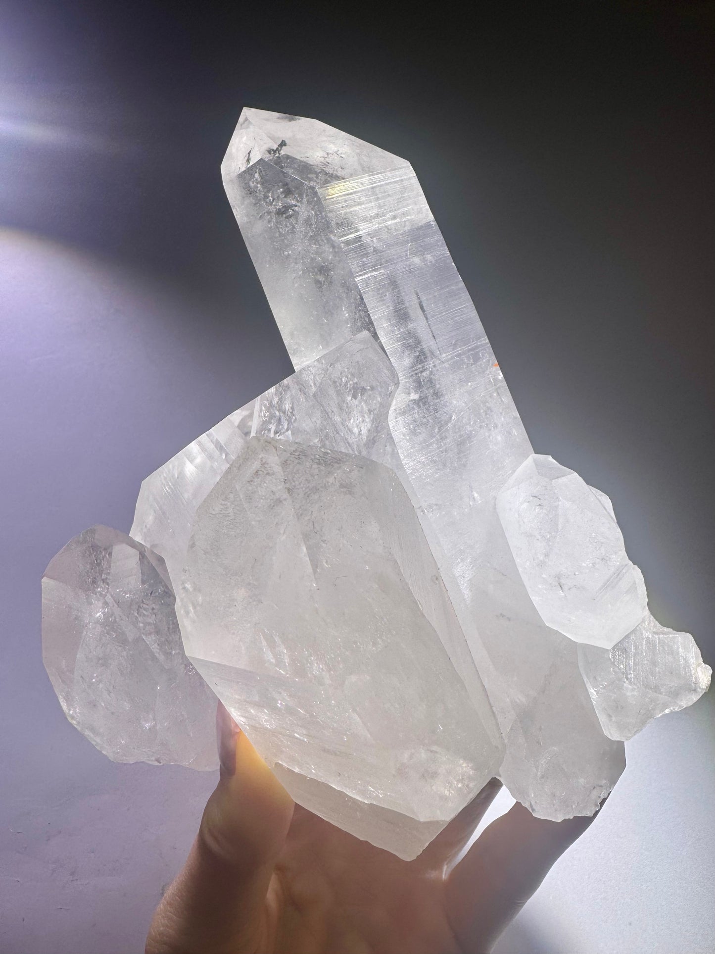 Hochwertiger Lemurian Bergkristall mit fünf perfekt ausgebildeten Spitzen und feinen Lemurian Linien – 14 cm lang, 13 cm hoch, 1,2 kg schwer