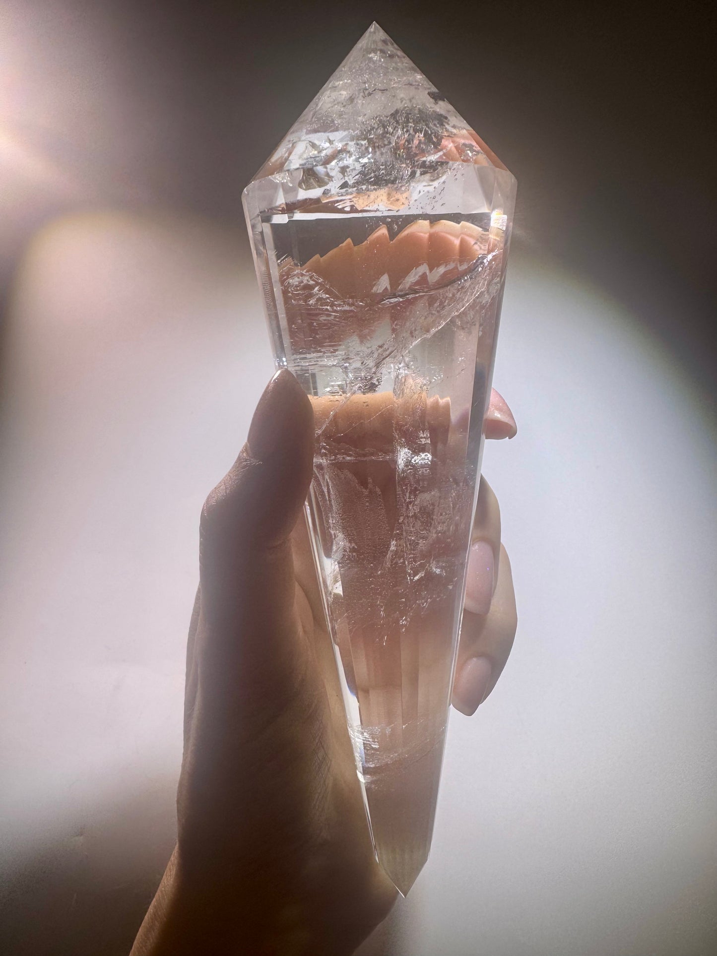 Hochwertiger Lemurian Kristall im Vogel-Schliff mit Regenbogen-Reflexen, 19.5 cm, 473g