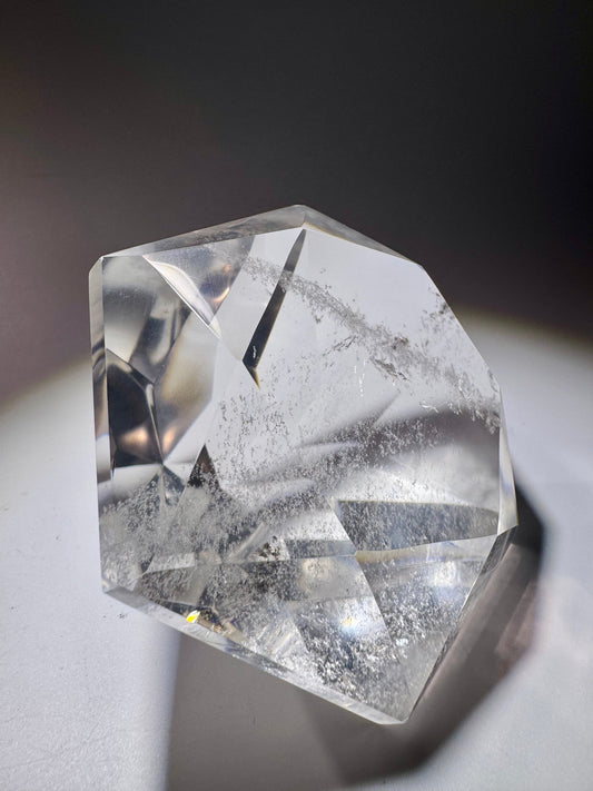 Hochwertiger facettierter Bergkristall in Diamantform – XL-Grösse aus Brasilien