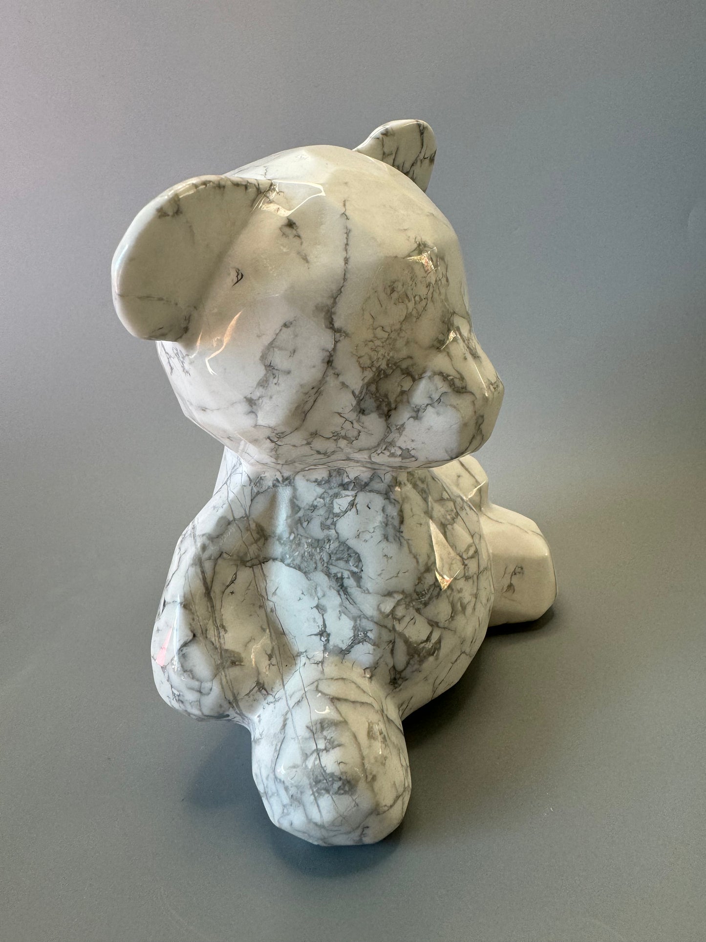 Howlite Teddy Bär Skulptur – 14 cm, 1.6 kg