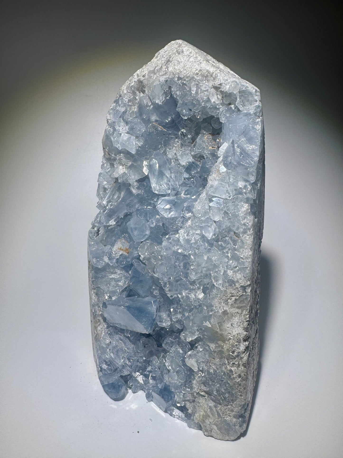Himmelblaue Celestin-Stufe 17.5 cm mit klaren Spitzen aus Madagaskar – 1.72kg