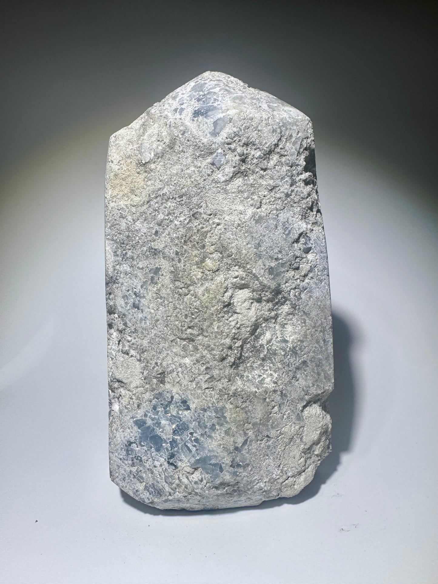 Himmelblaue Celestin-Stufe 17.5 cm mit klaren Spitzen aus Madagaskar – 1.72kg