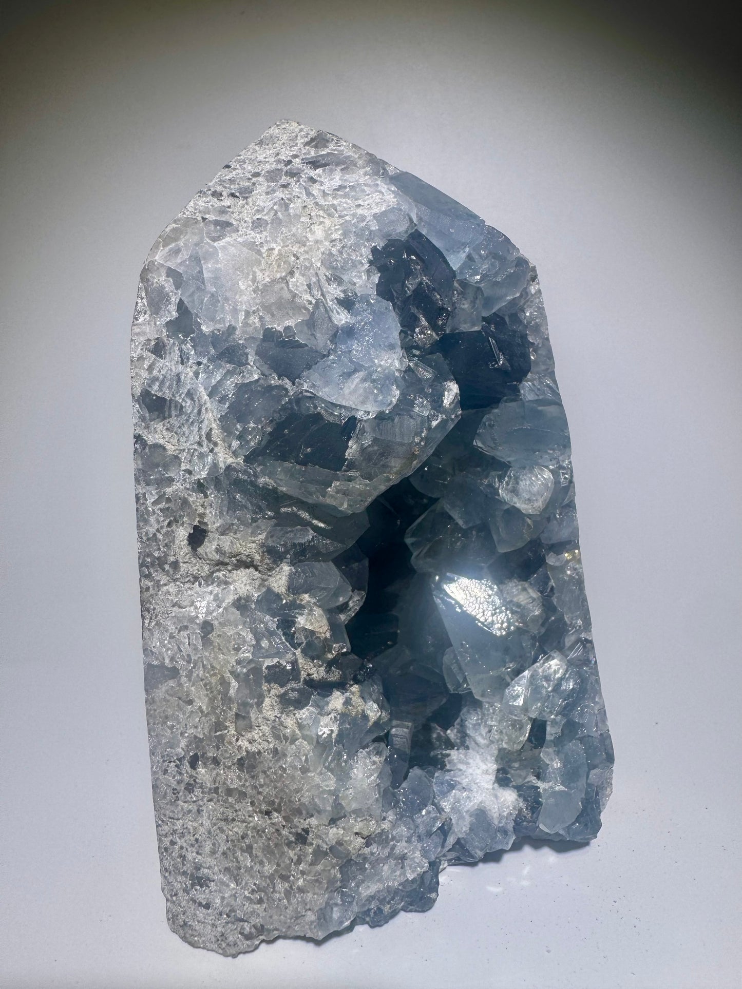 Celestin Spitze 13 cm – hellblauer Edelstein mit extra klaren Kristallen aus Madagaskar in Premiumqualität