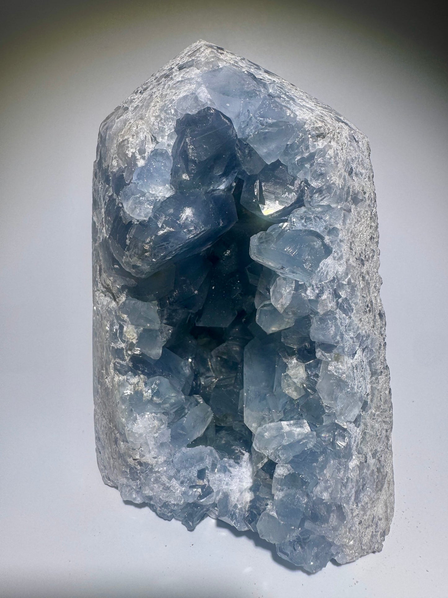 Celestin Spitze 13 cm – hellblauer Edelstein mit extra klaren Kristallen aus Madagaskar in Premiumqualität