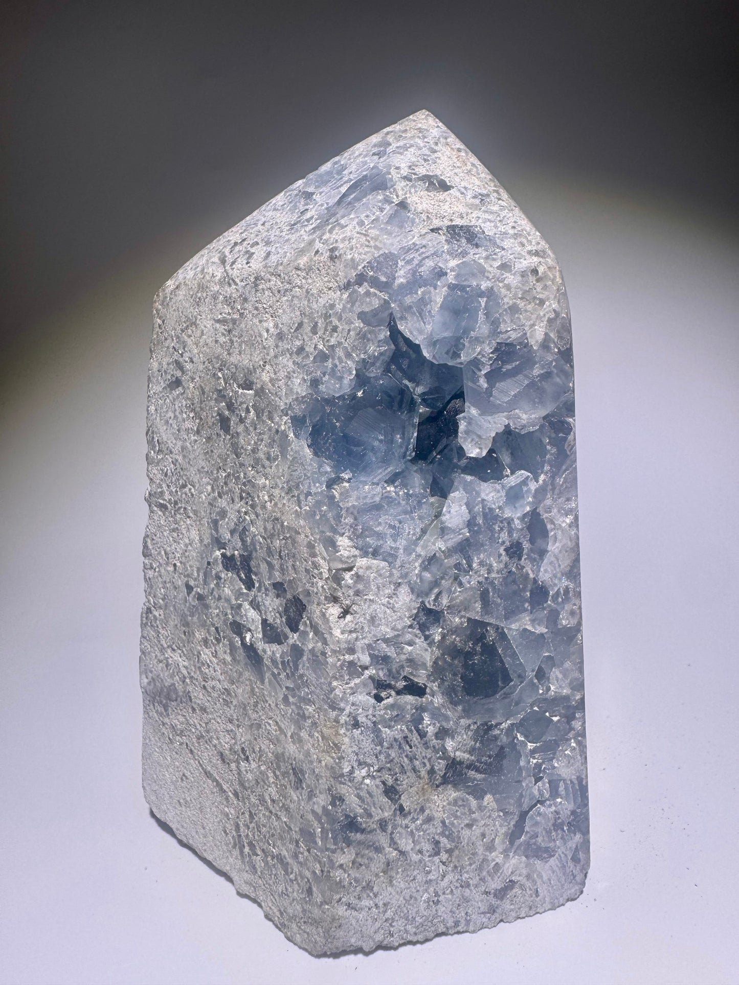 Celestin Spitze 13 cm – hellblauer Edelstein mit extra klaren Kristallen aus Madagaskar in Premiumqualität