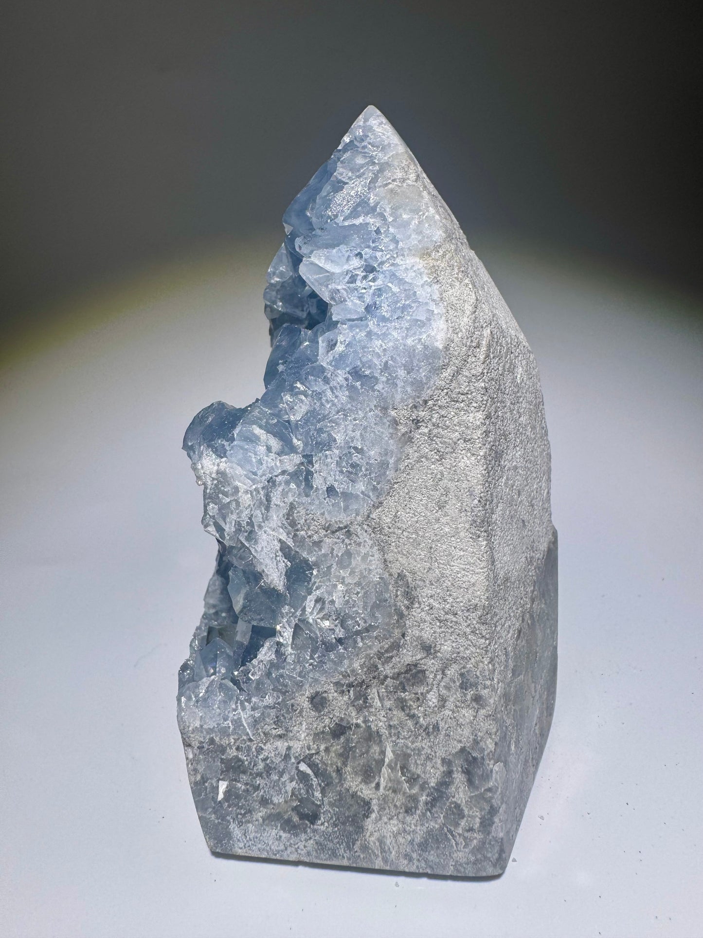 Celestin Kristallspitze 11 cm – seltener Edelstein mit leuchtend hellblauen Kristallen