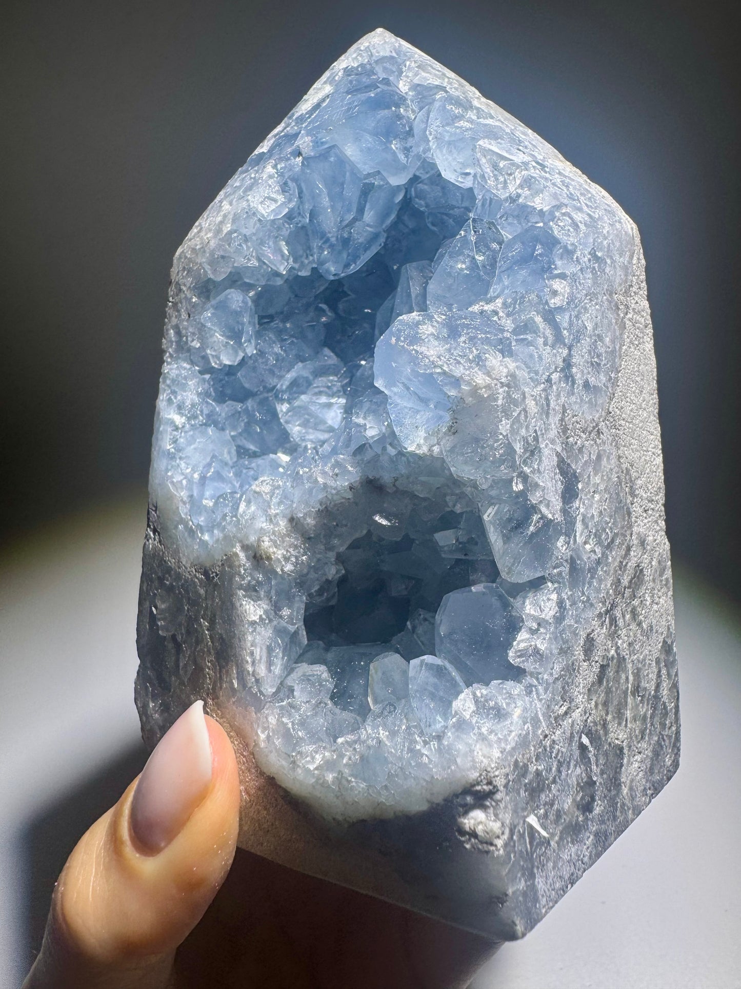 Celestin Kristallspitze 11 cm – seltener Edelstein mit leuchtend hellblauen Kristallen