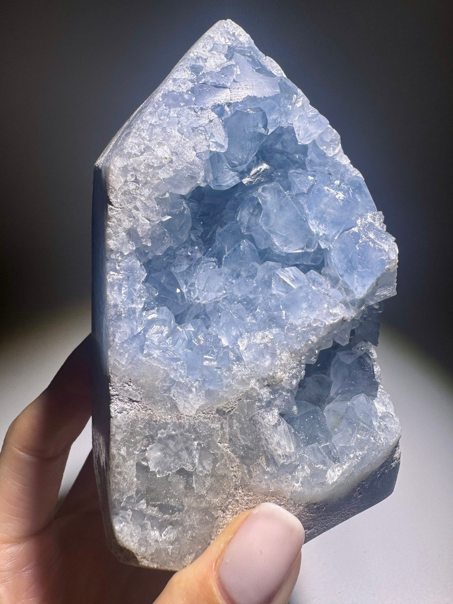 Celestin Kristallspitze 11 cm – seltener Edelstein mit leuchtend hellblauen Kristallen