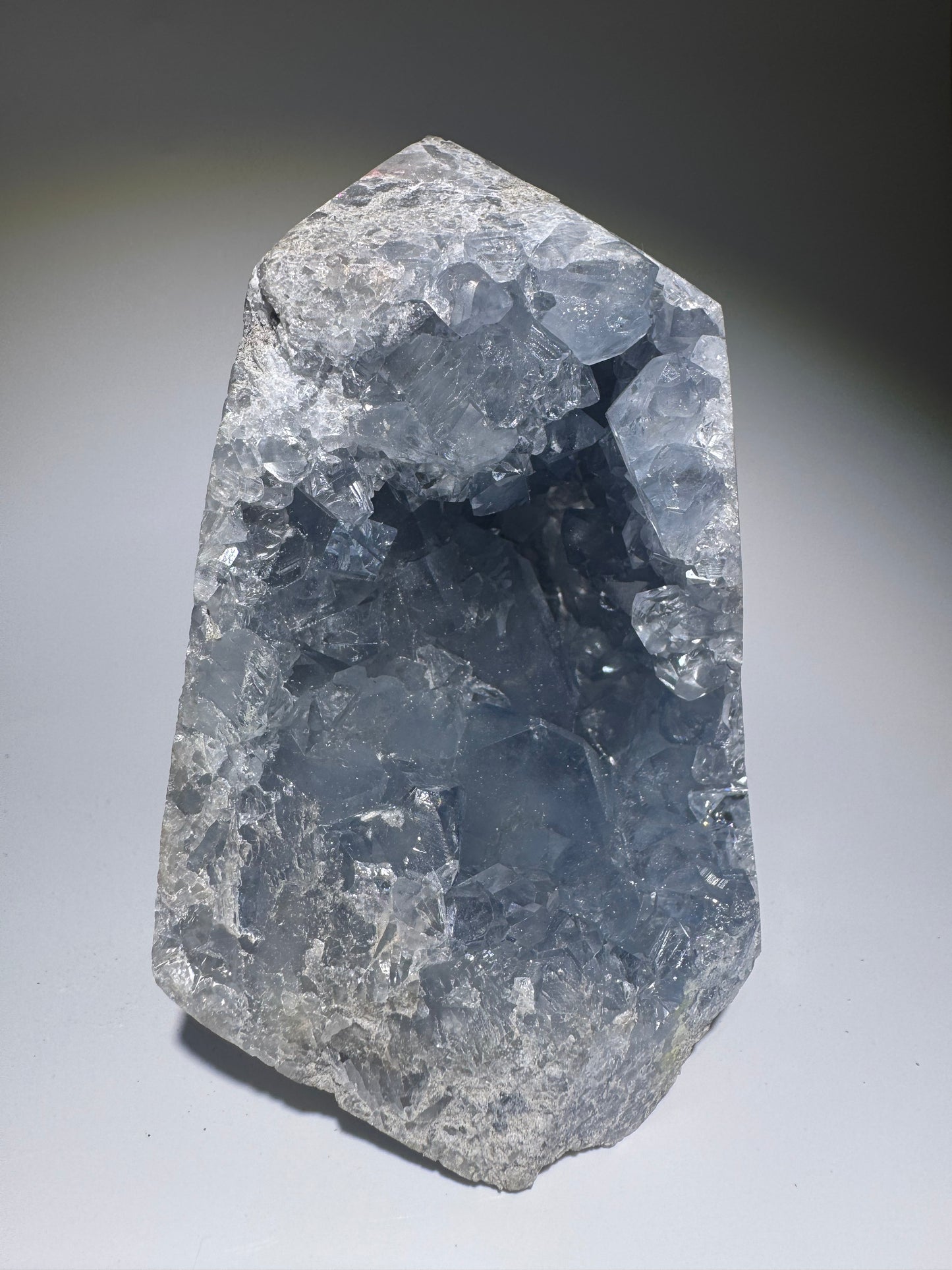 Hellblaue Celestin Kristallspitze 11 cm – Edelstein in Premiumqualität aus Madagaskar