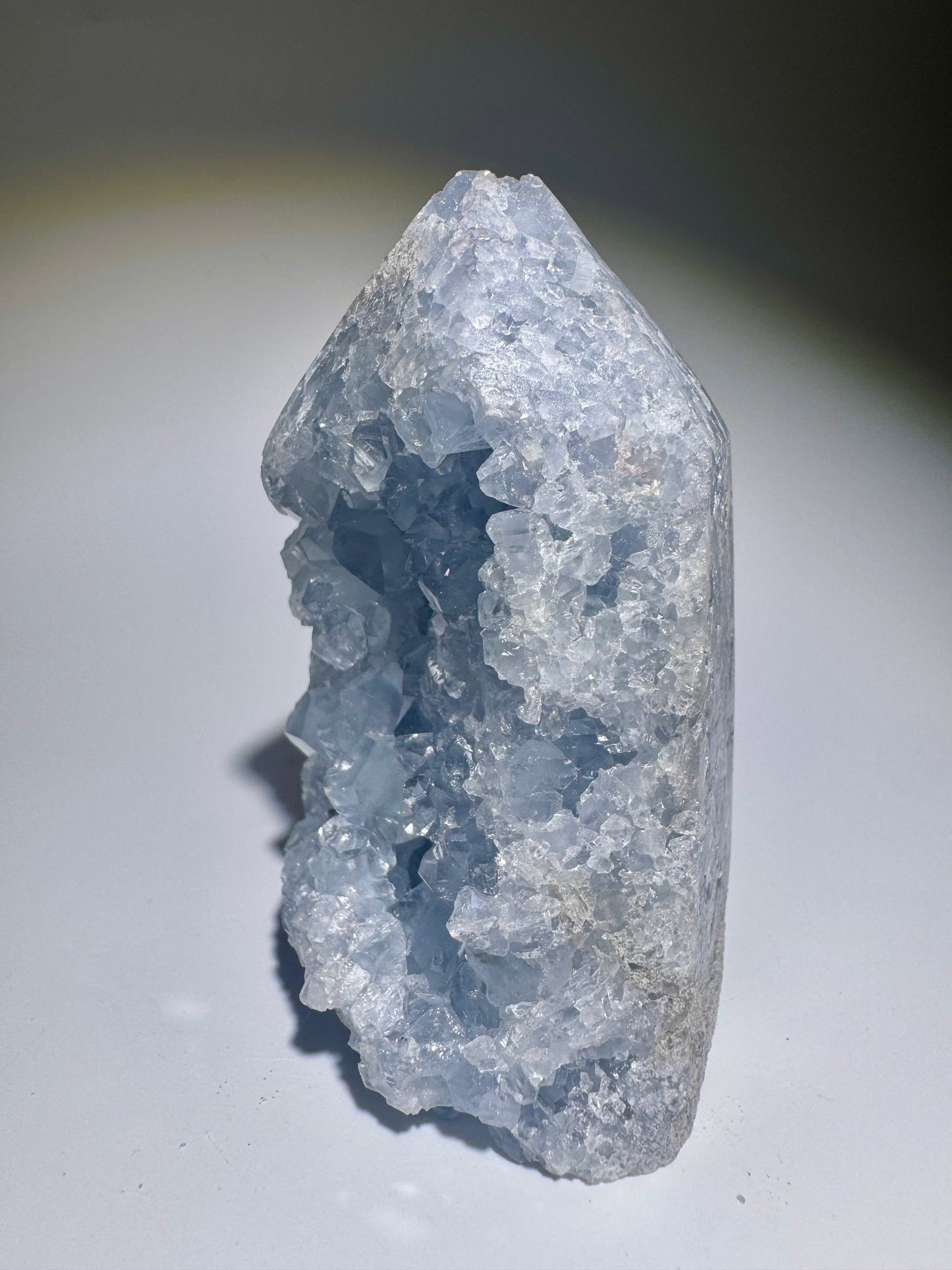 Celestin Kristall 8.5 cm – hellblauer Edelstein aus Madagaskar in Premiumqualität