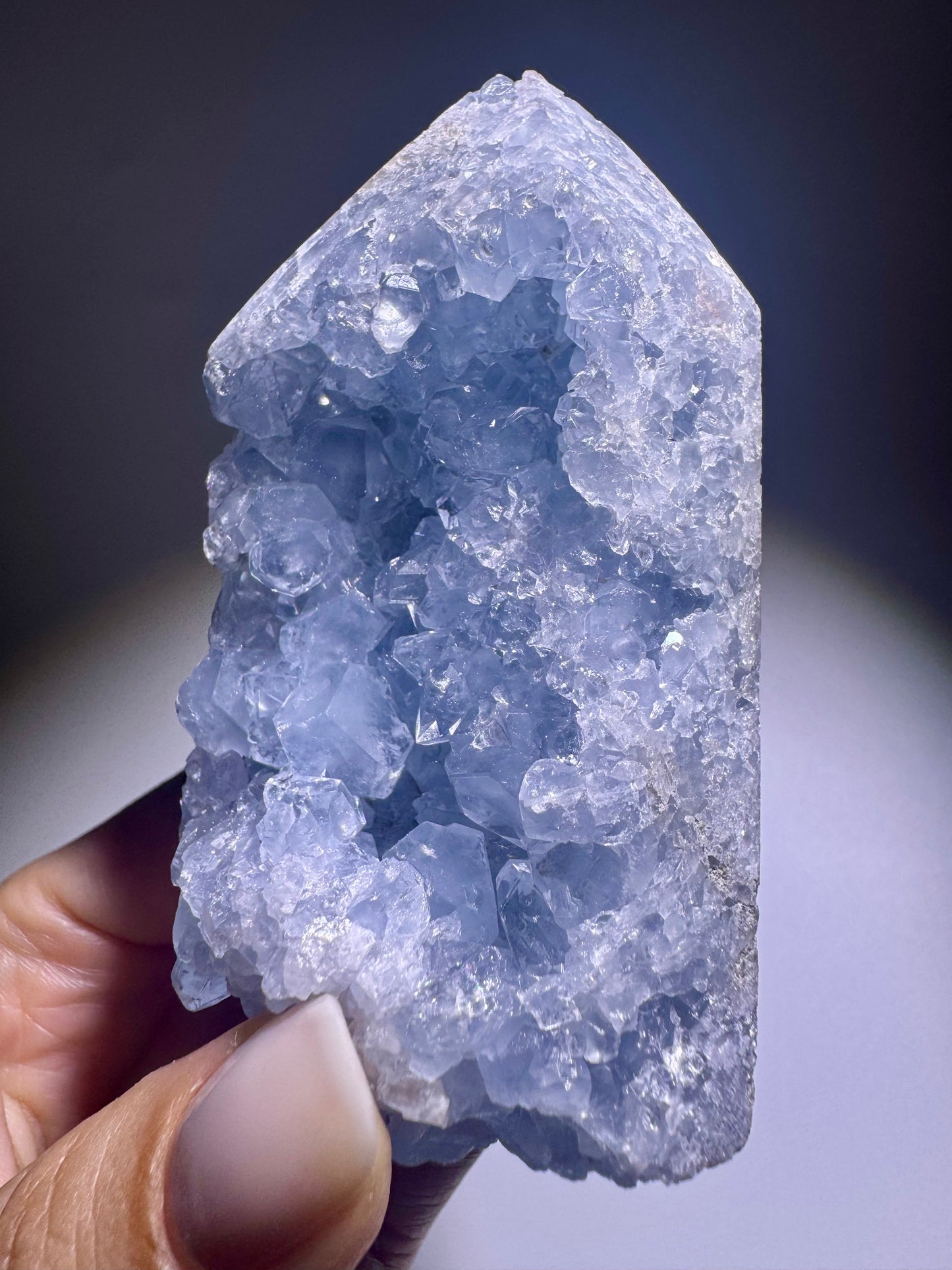 Celestin Kristall 8.5 cm – hellblauer Edelstein aus Madagaskar in Premiumqualität