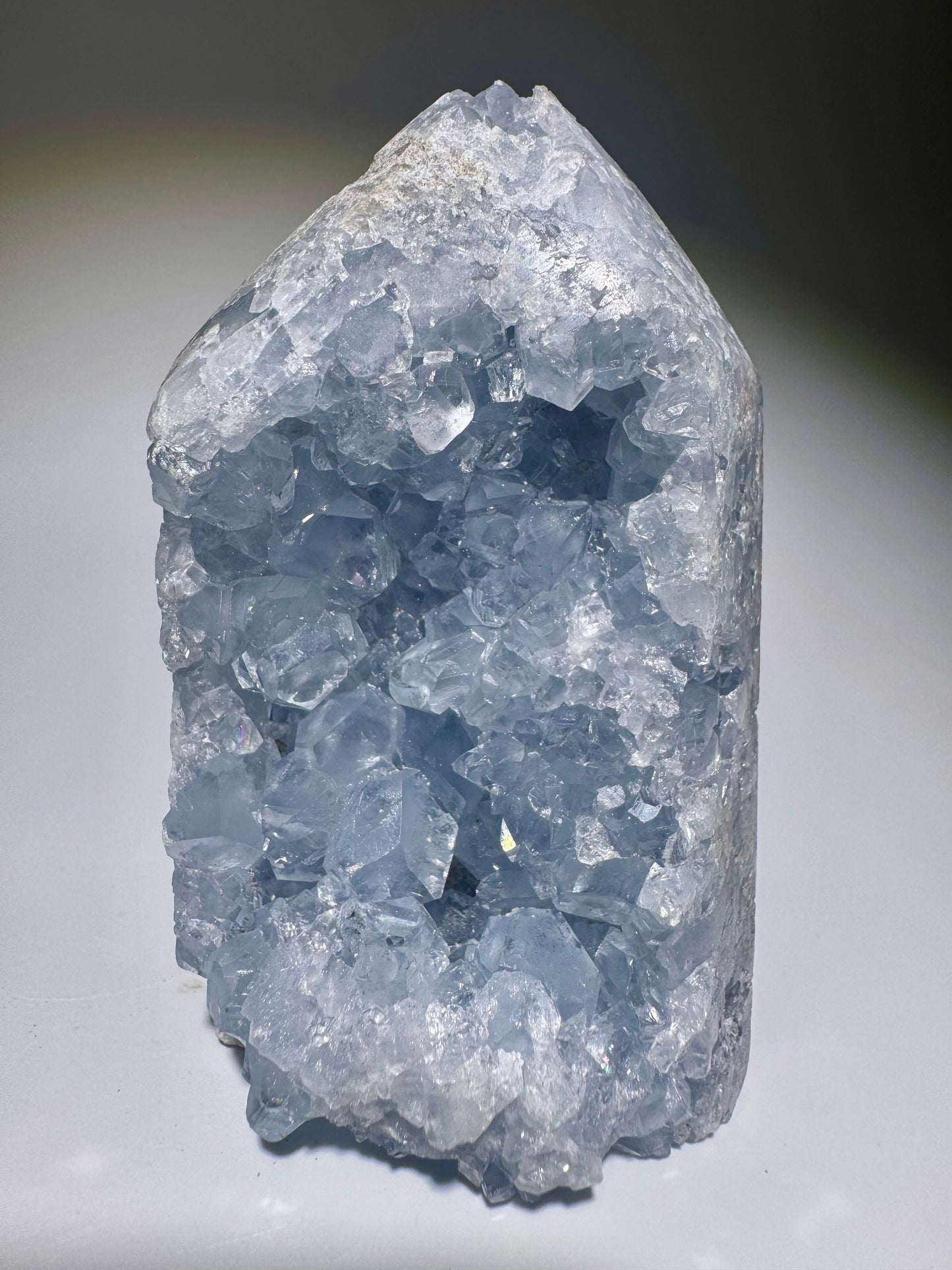 Celestin Kristall 8.5 cm – hellblauer Edelstein aus Madagaskar in Premiumqualität