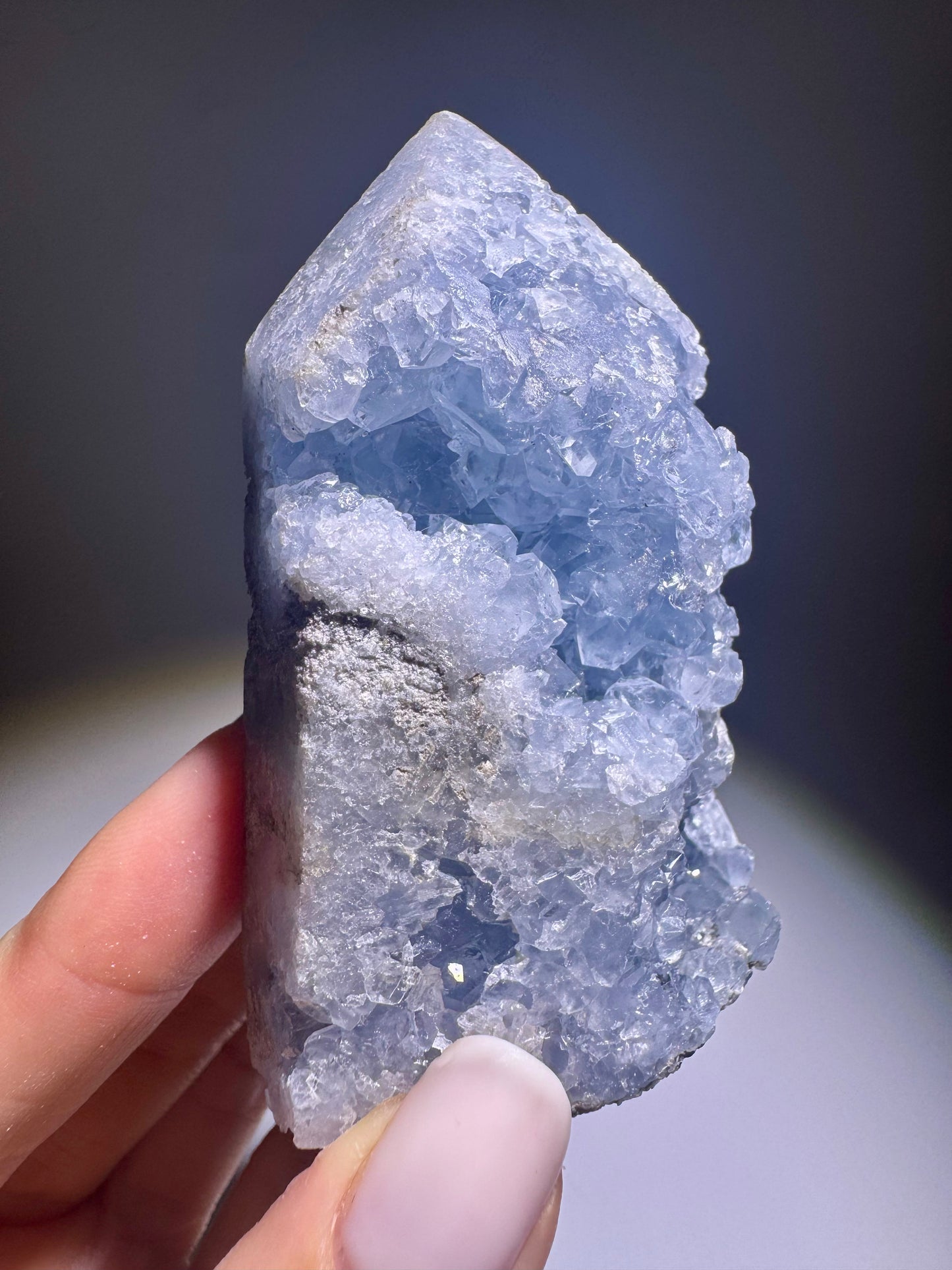 Celestin Kristall 7.5 cm – hellblauer Edelstein aus Madagaskar in Premiumqualität