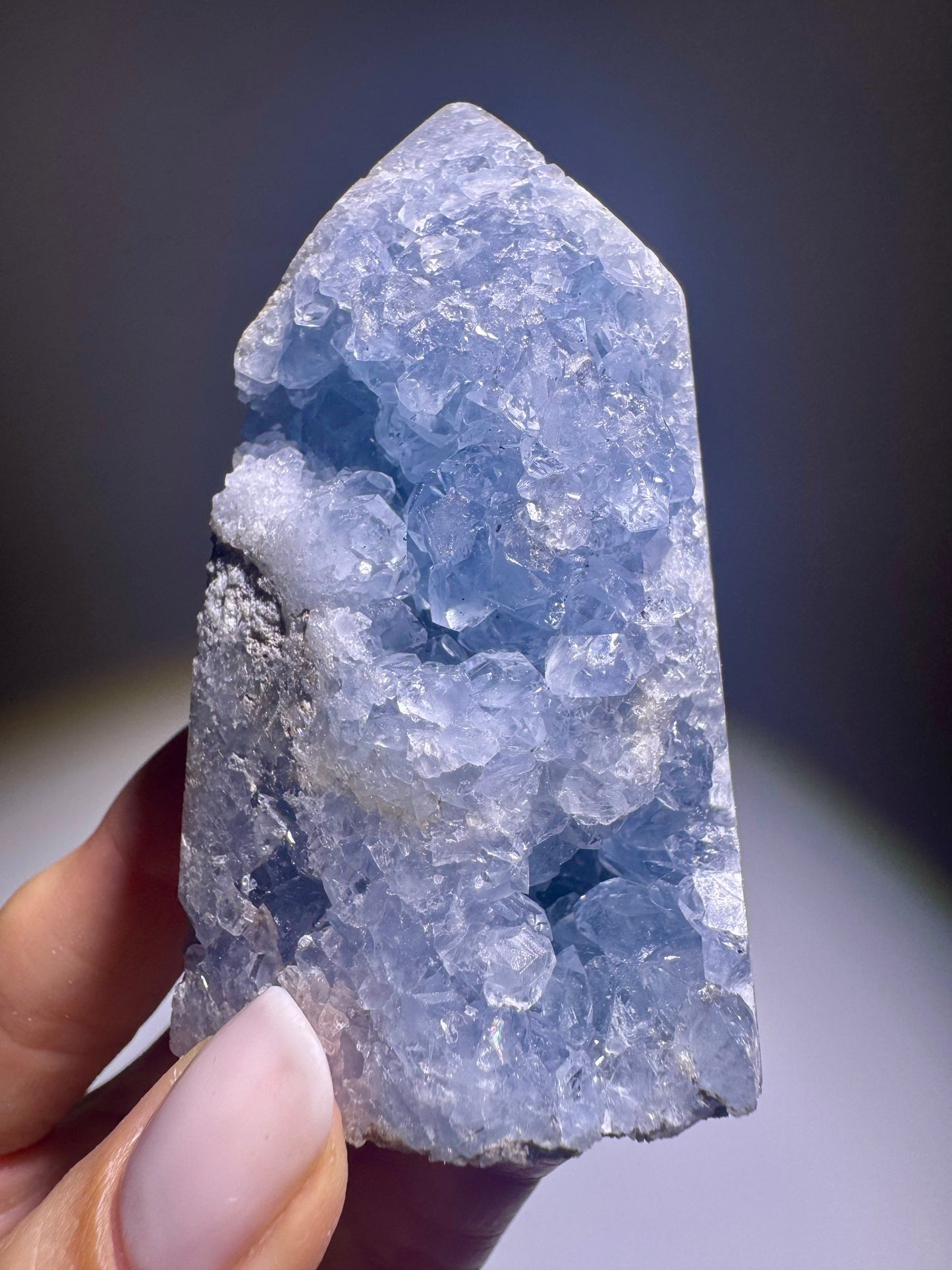 Celestin Kristall 7.5 cm – hellblauer Edelstein aus Madagaskar in Premiumqualität