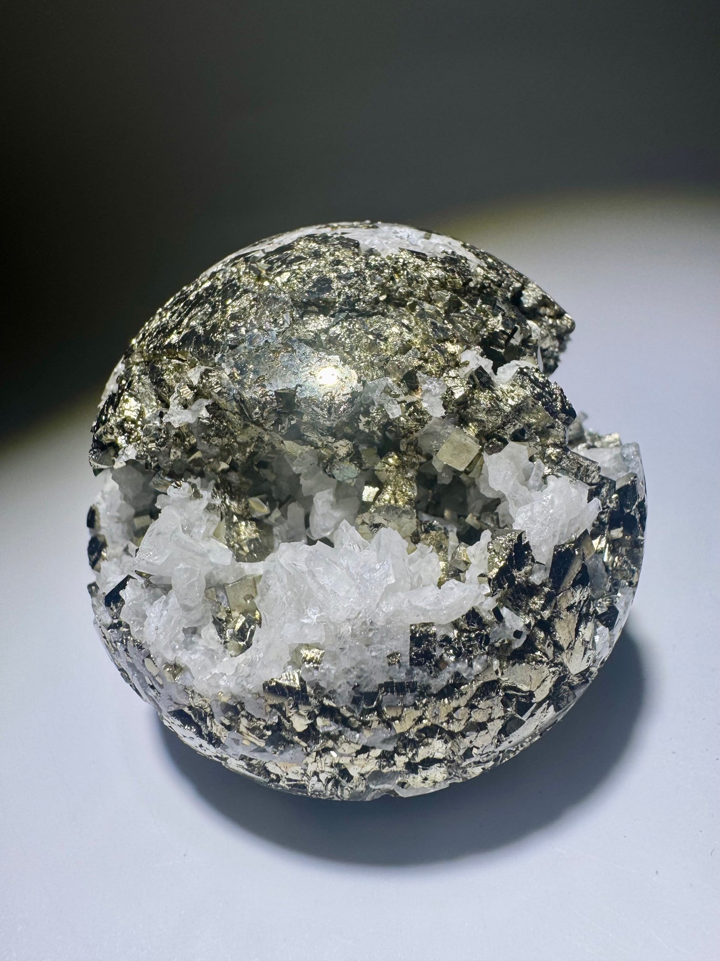 Goldene Pyrit-Kugel mit Quarz – 6 cm, 311 g – Funkelndes Einzelstück aus Peru mit starker Energie ✨