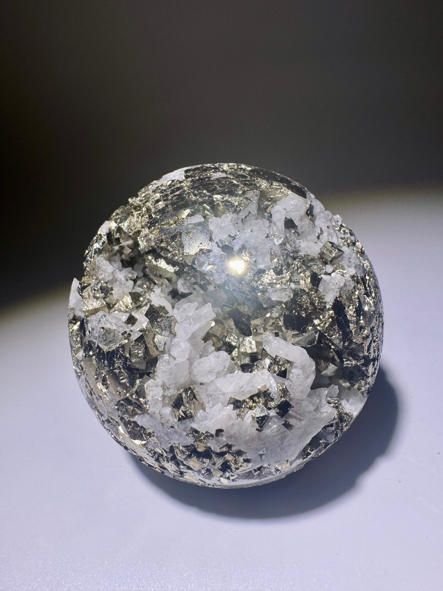 Goldene Pyrit-Kugel mit Quarz – 6 cm, 311 g – Funkelndes Einzelstück aus Peru mit starker Energie ✨