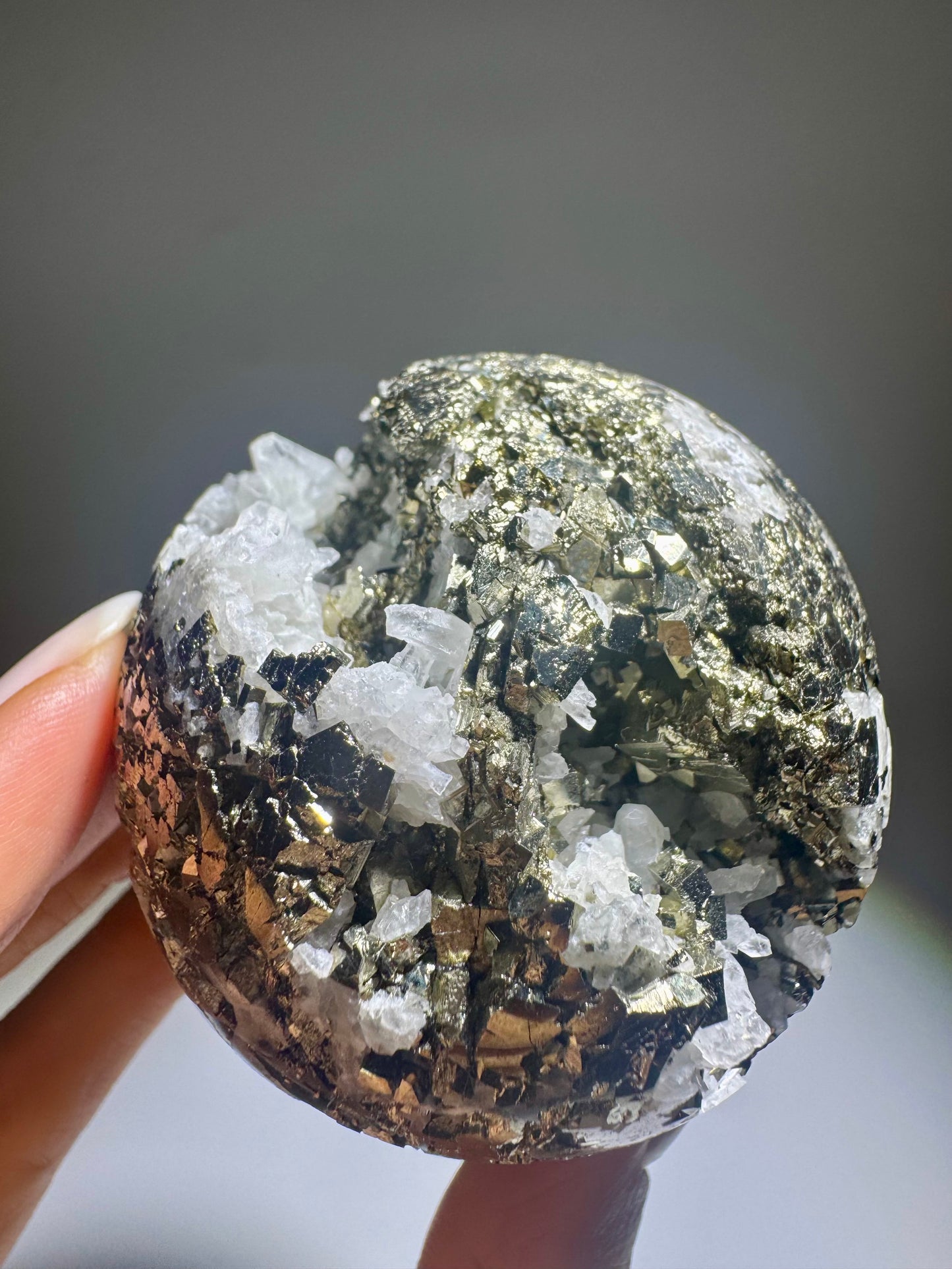 Goldene Pyrit-Kugel mit Quarz – 6 cm, 311 g – Funkelndes Einzelstück aus Peru mit starker Energie ✨