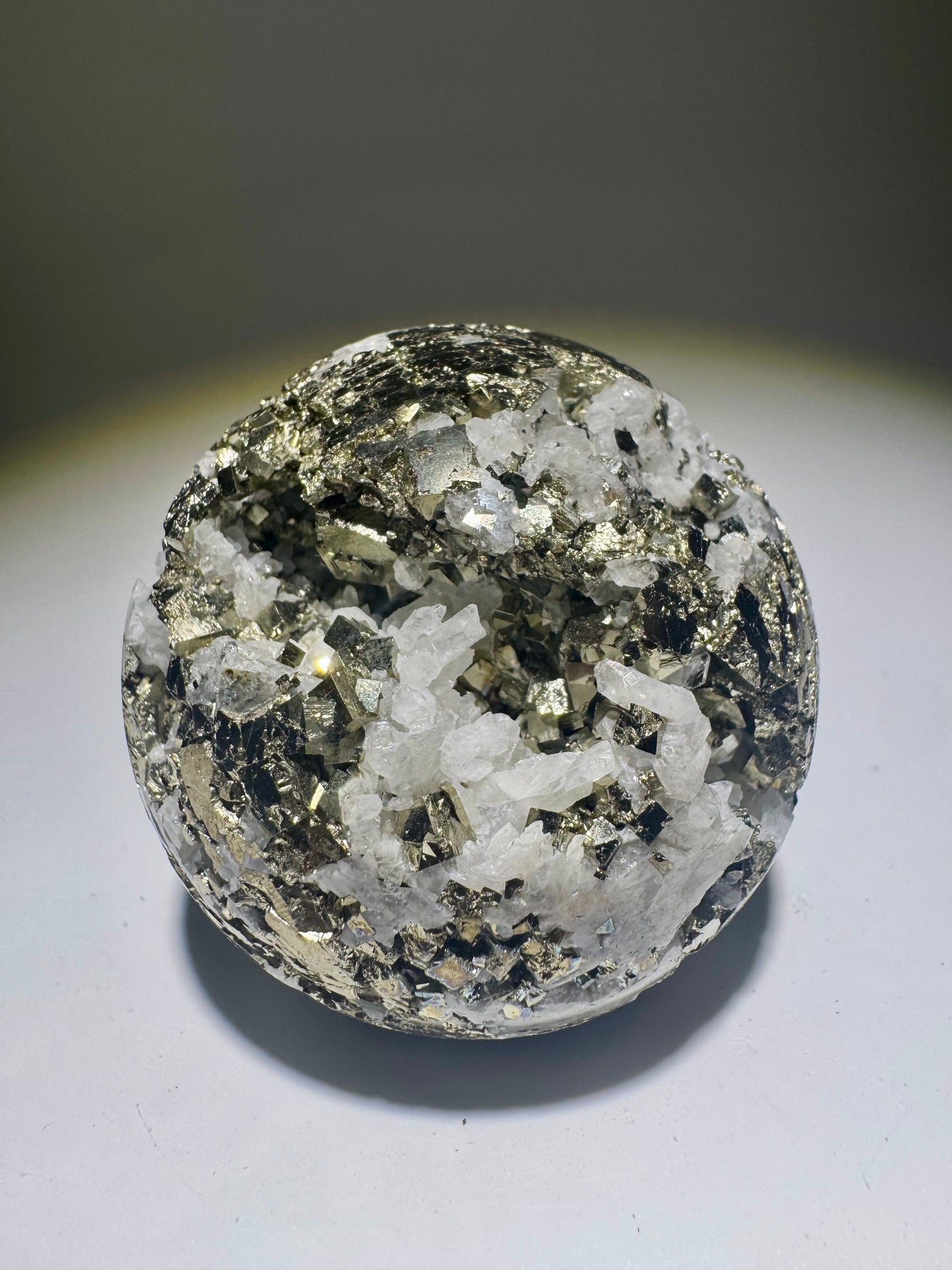 Goldene Pyrit-Kugel mit Quarz – 6 cm, 311 g – Funkelndes Einzelstück aus Peru mit starker Energie ✨