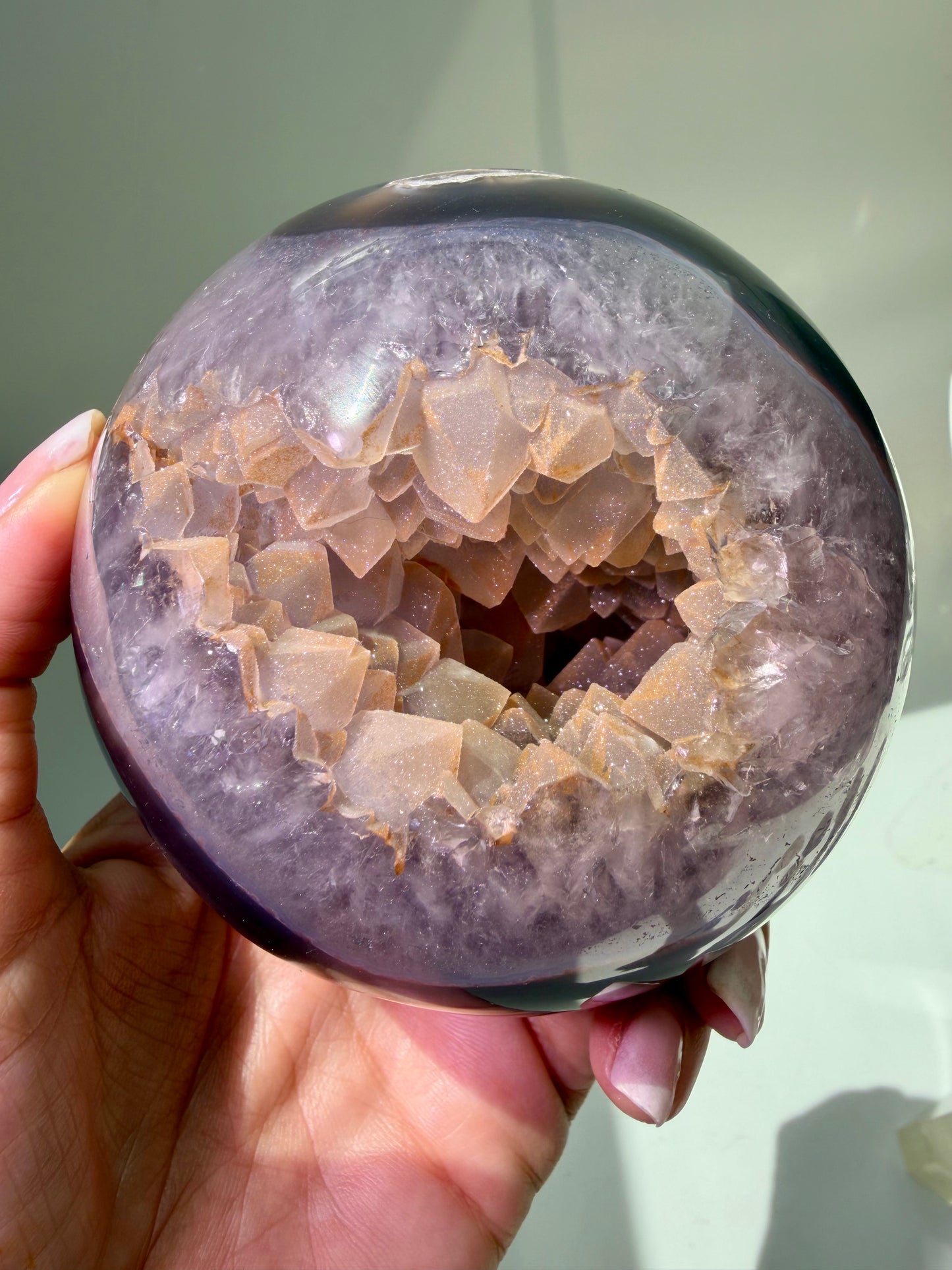 Seltene Sugary Amethystkugel aus Uruguay | Doppelkristallisation | 9 cm, 1.01 kg