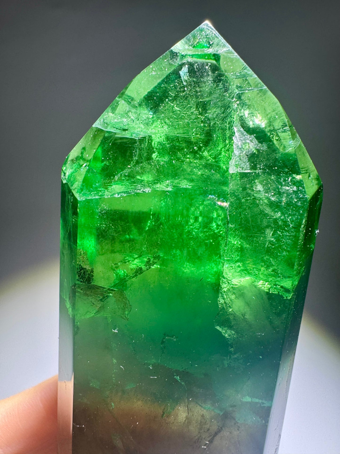 Pointe de fluorite verte claire | Qualité extra du Brésil | Couleurs arc-en-ciel | 9,7 cm – CRISTAUX UNIQUES