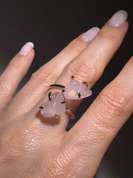 Rosenquarz Ring mit 18k vergoldeter Fassung – natürlicher Heilstein für Herzöffnung