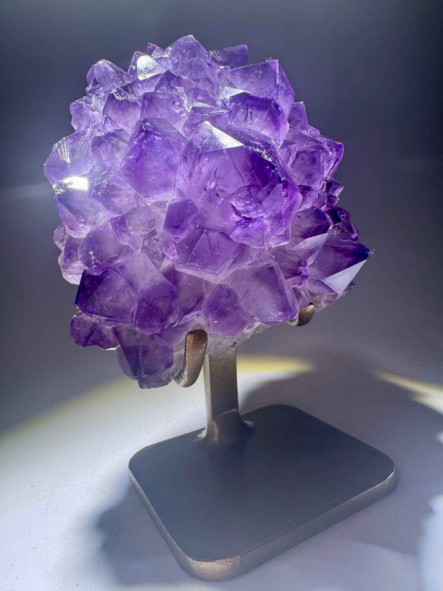 Zauberhafte Amethystblüte aus Uruguay – Stalaktit-Edelstein auf goldenem Ständer, 14,2 cm, 847 g