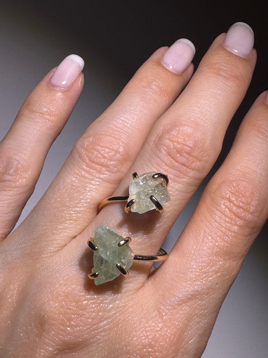 Natürlicher Fluorit-Ring aus vergoldetem Kupfer – Schmuck für mentale Stärke und spirituelle Harmonie