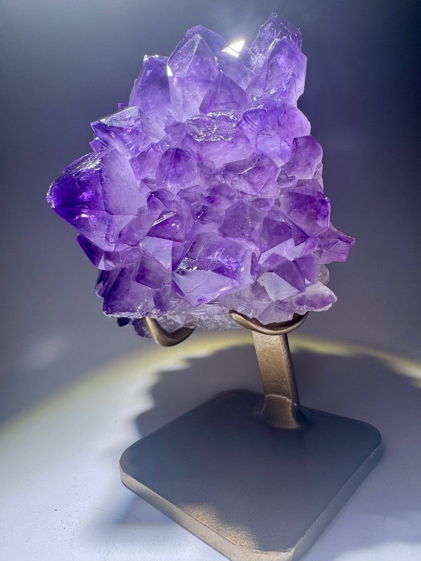 Zauberhafte Amethystblüte aus Uruguay – Stalaktit-Edelstein auf goldenem Ständer, 14,2 cm, 847 g