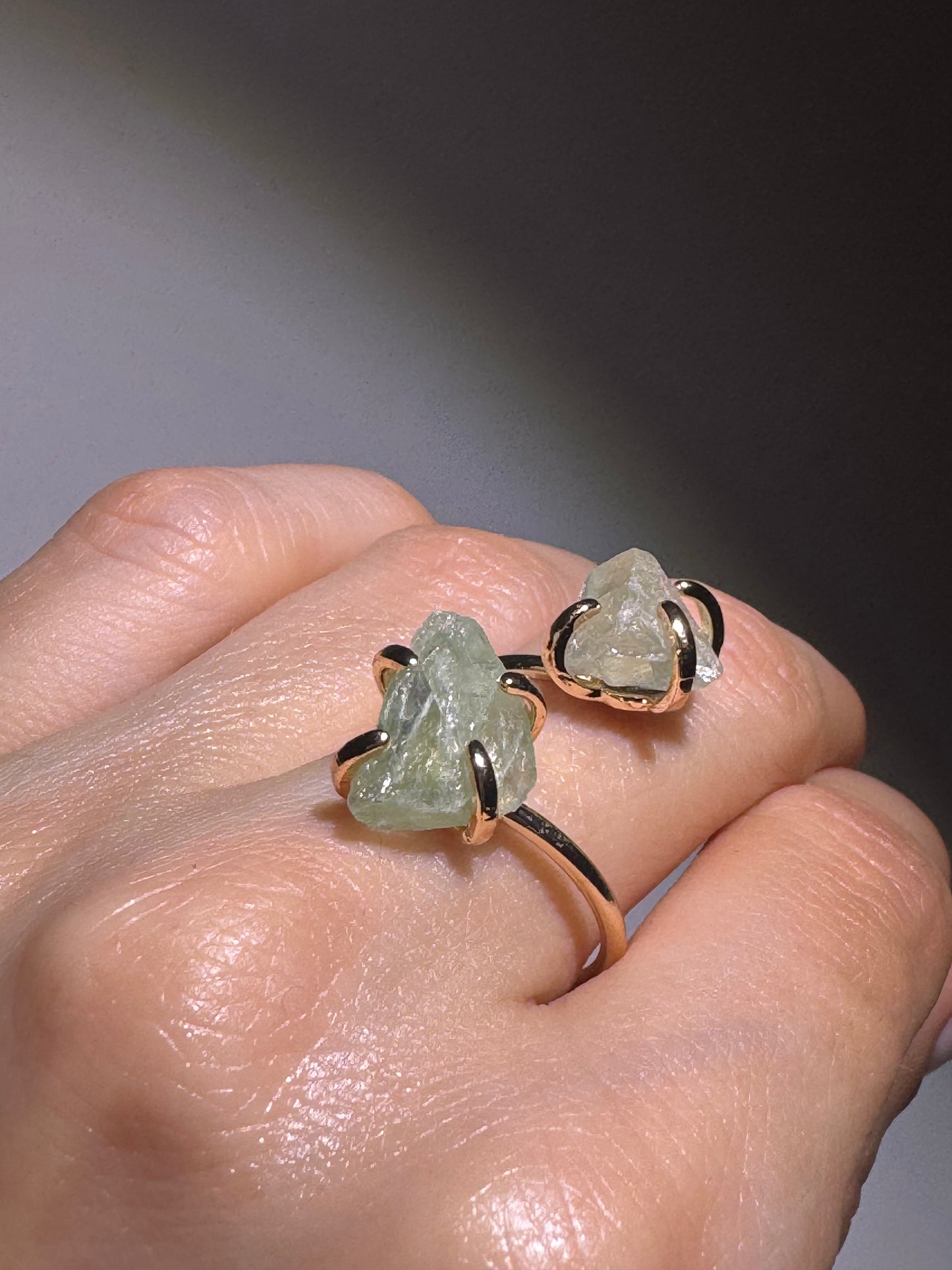 Natürlicher Fluorit-Ring aus vergoldetem Kupfer – Schmuck für mentale Stärke und spirituelle Harmonie
