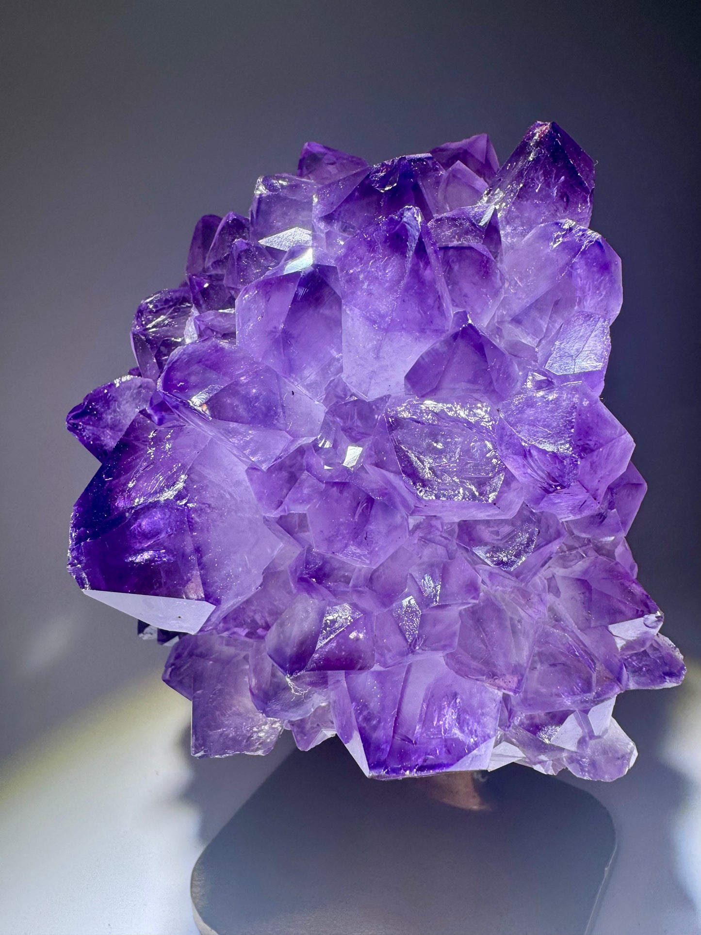 Zauberhafte Amethystblüte aus Uruguay – Stalaktit-Edelstein auf goldenem Ständer, 14,2 cm, 847 g