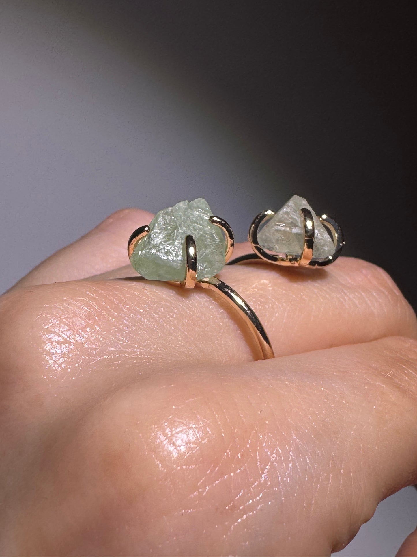 Natürlicher Fluorit-Ring aus vergoldetem Kupfer – Schmuck für mentale Stärke und spirituelle Harmonie