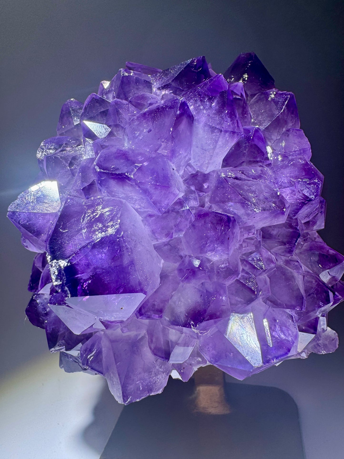 Zauberhafte Amethystblüte aus Uruguay – Stalaktit-Edelstein auf goldenem Ständer, 14,2 cm, 847 g