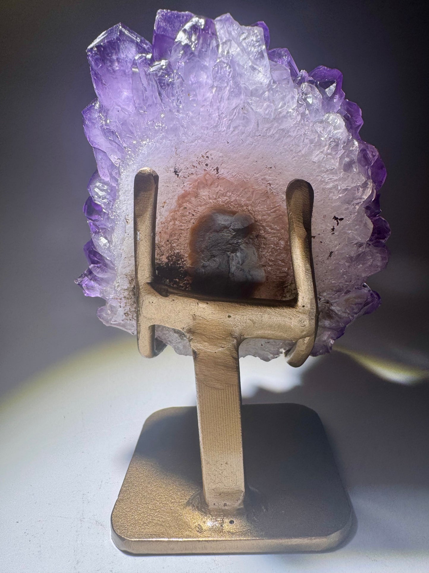 Zauberhafte Amethystblüte aus Uruguay – Stalaktit-Edelstein auf goldenem Ständer, 14,2 cm, 847 g