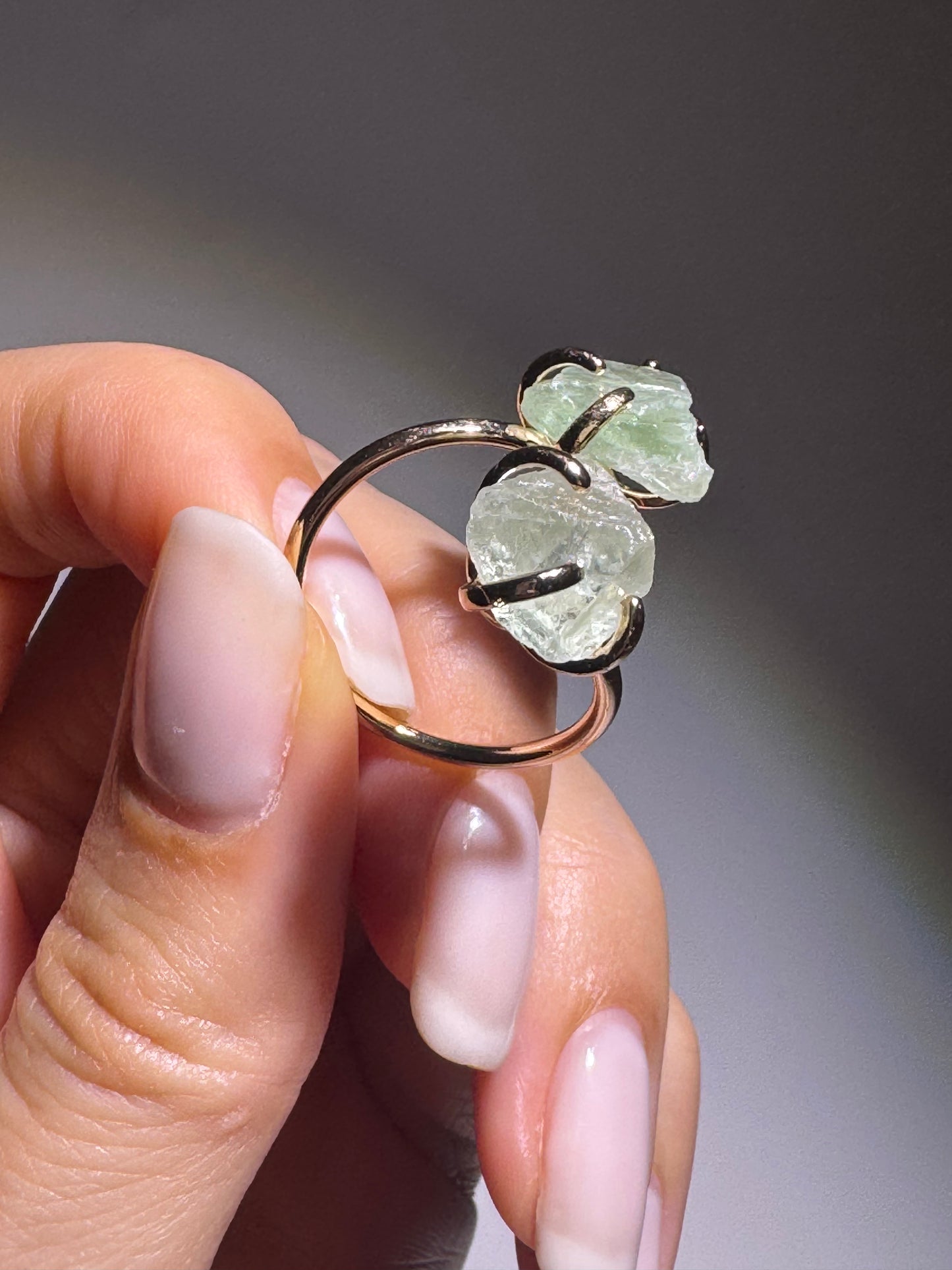 Natürlicher Fluorit-Ring aus vergoldetem Kupfer – Schmuck für mentale Stärke und spirituelle Harmonie