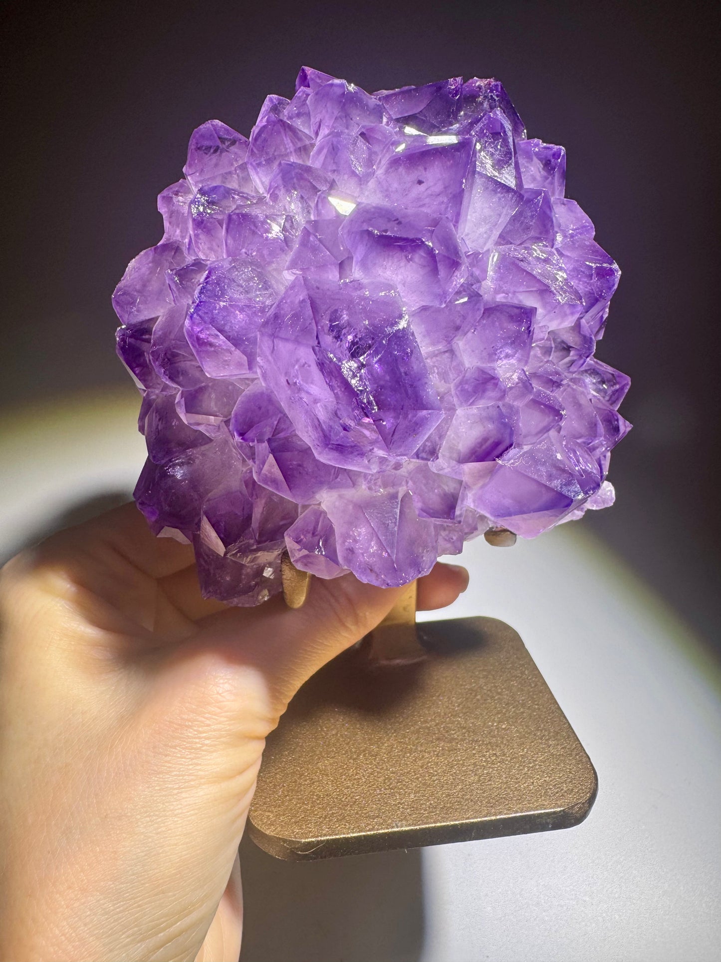Zauberhafte Amethystblüte aus Uruguay – Stalaktit-Edelstein auf goldenem Ständer, 14,2 cm, 847 g