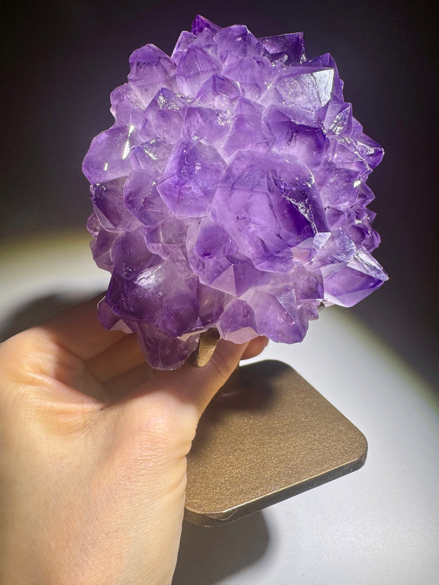 Zauberhafte Amethystblüte aus Uruguay – Stalaktit-Edelstein auf goldenem Ständer, 14,2 cm, 847 g