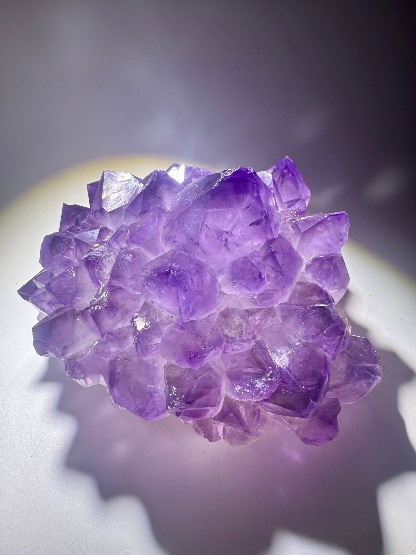 Zauberhafte Amethystblüte aus Uruguay – Stalaktit-Edelstein auf goldenem Ständer, 14,2 cm, 847 g