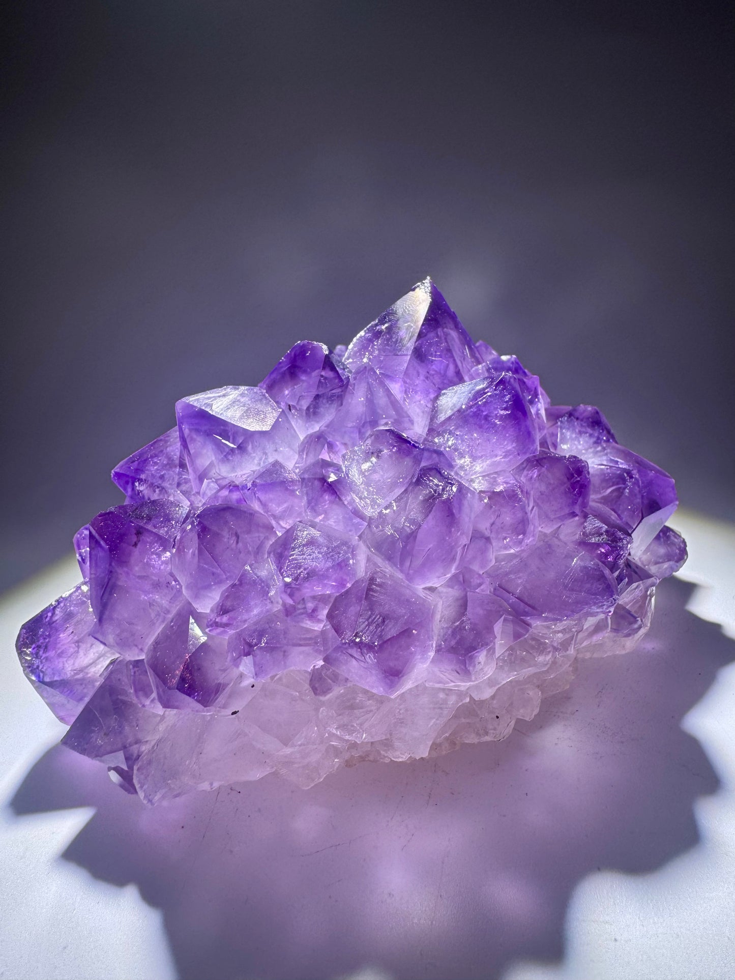 Zauberhafte Amethystblüte aus Uruguay – Stalaktit-Edelstein auf goldenem Ständer, 14,2 cm, 847 g