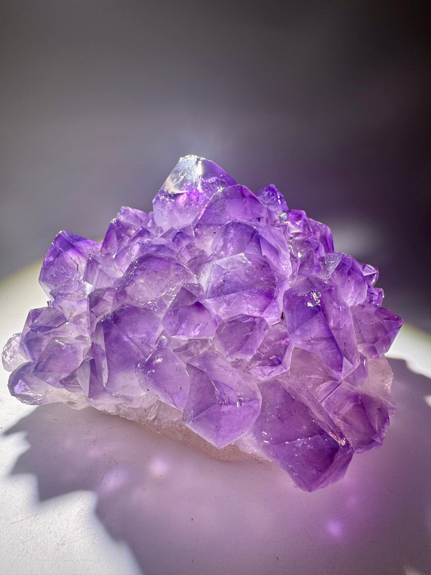 Zauberhafte Amethystblüte aus Uruguay – Stalaktit-Edelstein auf goldenem Ständer, 14,2 cm, 847 g