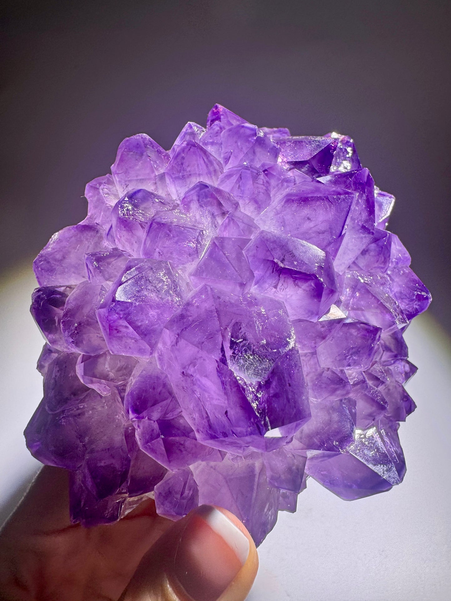 Zauberhafte Amethystblüte aus Uruguay – Stalaktit-Edelstein auf goldenem Ständer, 14,2 cm, 847 g