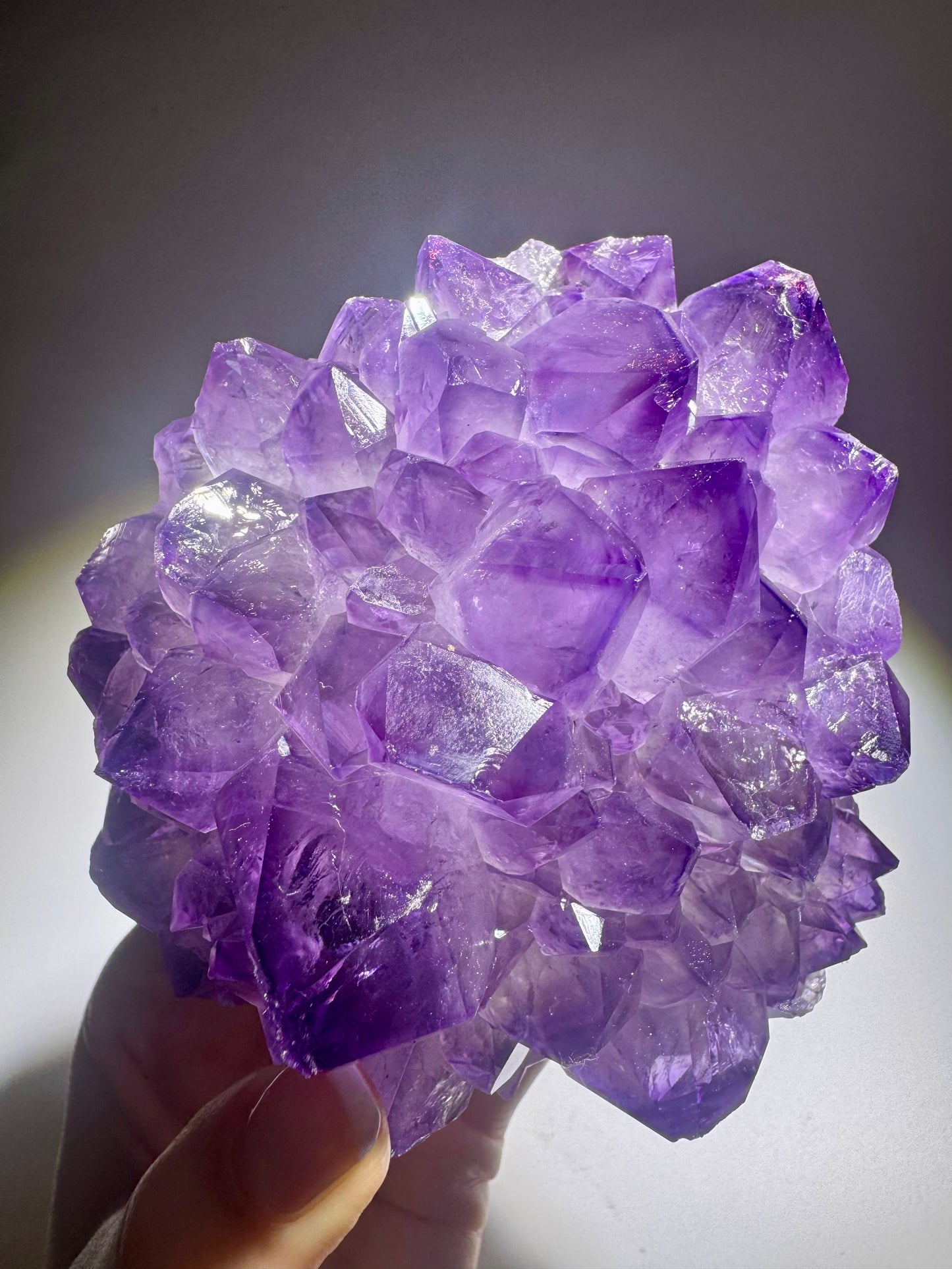Zauberhafte Amethystblüte aus Uruguay – Stalaktit-Edelstein auf goldenem Ständer, 14,2 cm, 847 g
