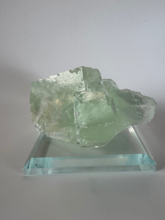 Ganz klarer Glas-Fluorit – 9.7 cm, 353 g, brillanter Edelstein in höchster Qualität