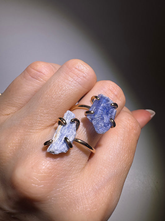 Kristallblau-Kryonit-Ring aus vergoldetem Kupfer – spiritueller Schmuck für Balance, Fokus und Gelassenheit