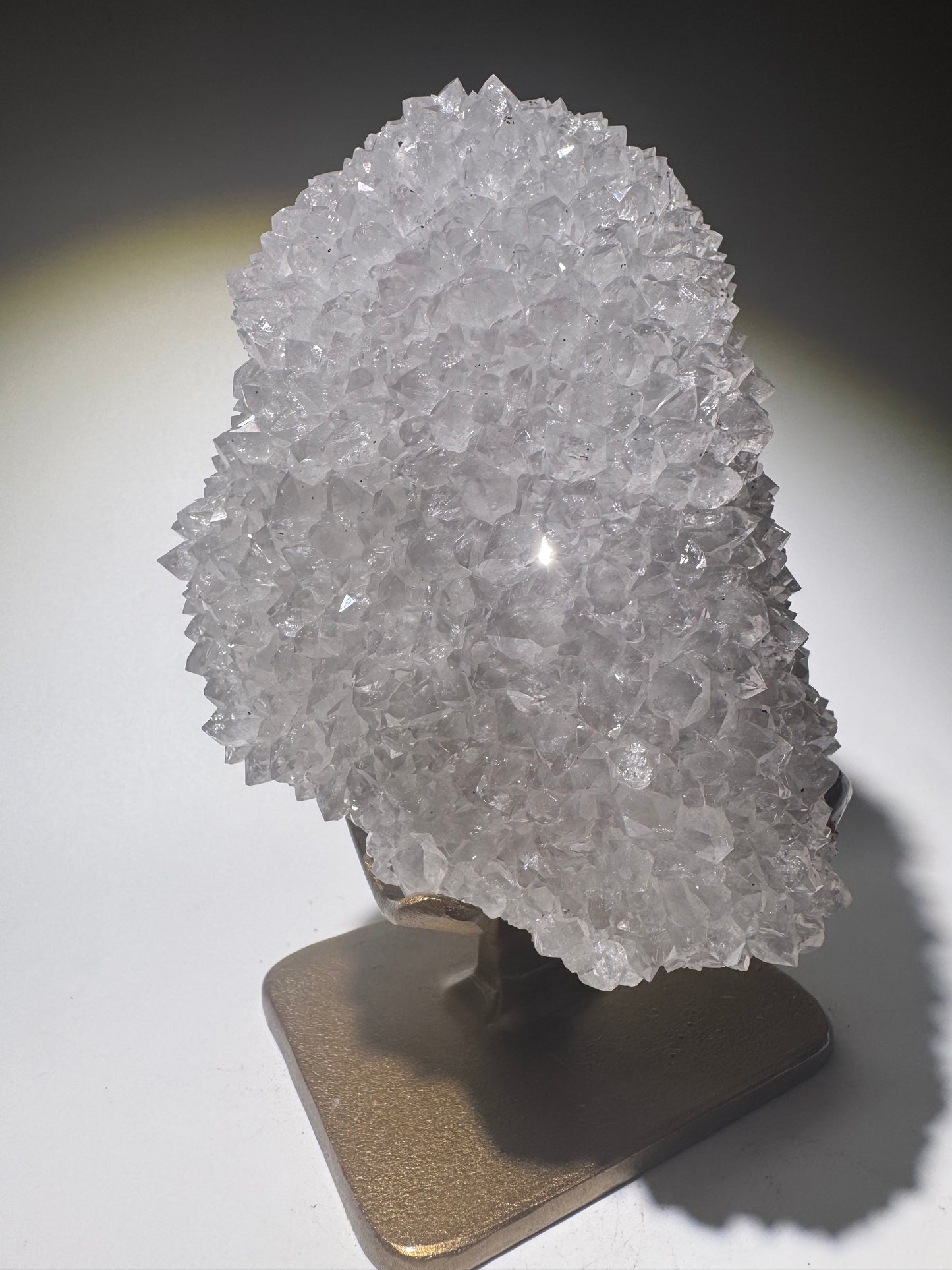 Schneeweisse Quarzblüte mit Lilatouch aus Uruguay – Stalaktitspitze auf goldenem Ständer, 17 cm, 1,7 kg