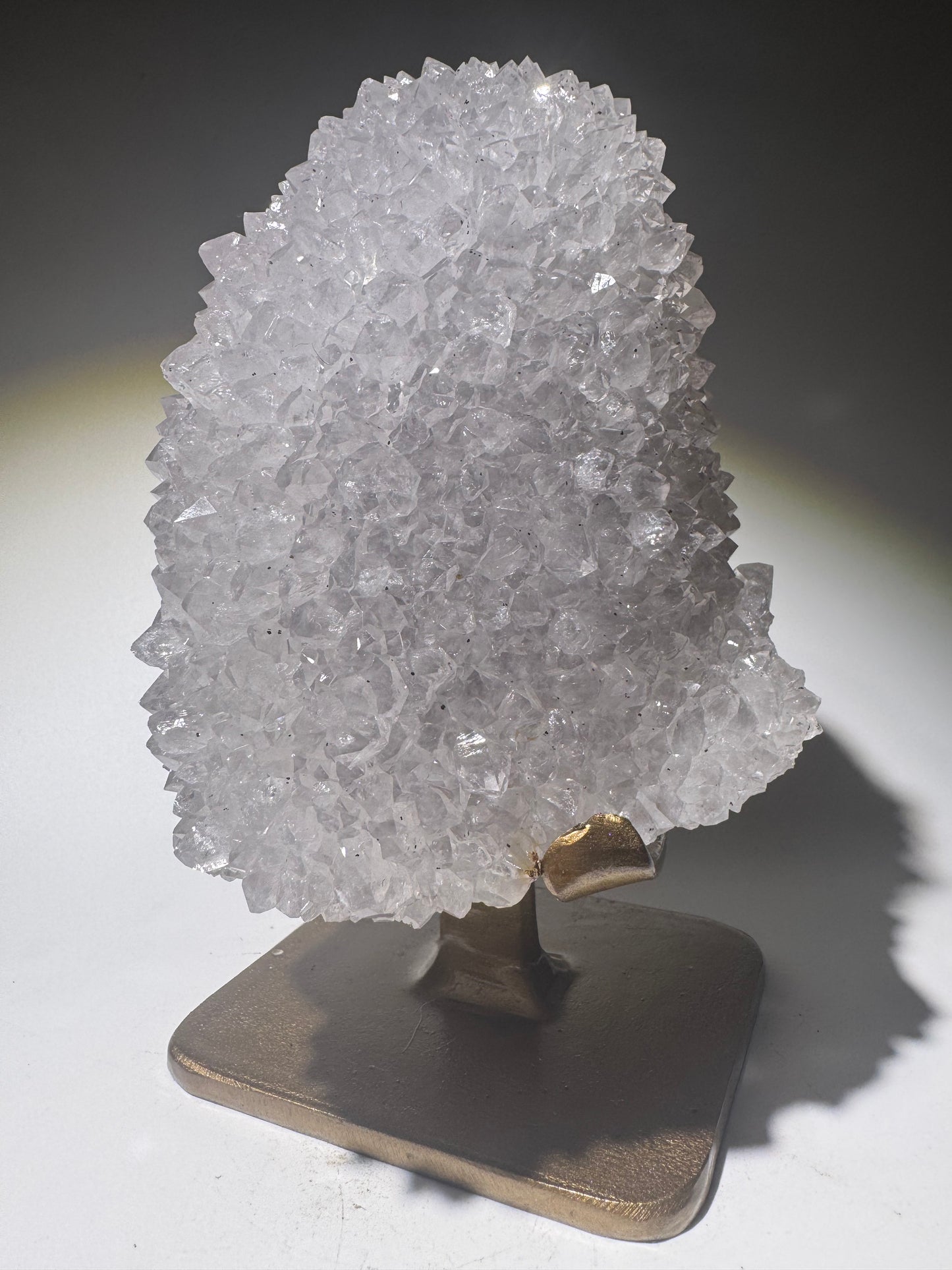 Schneeweisse Quarzblüte mit Lilatouch aus Uruguay – Stalaktitspitze auf goldenem Ständer, 17 cm, 1,7 kg